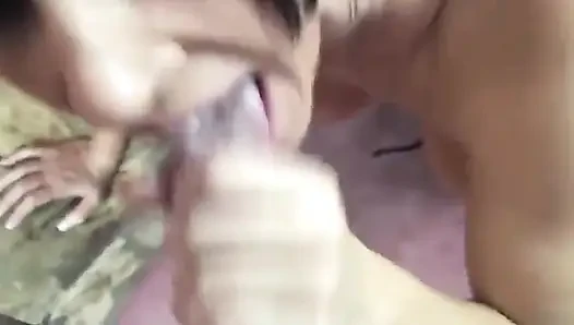 Randy lutscht schwanz, geiles brünettes schätzchen nimmt sperma in den mund