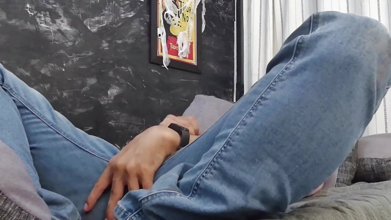 ポルノを見ています。