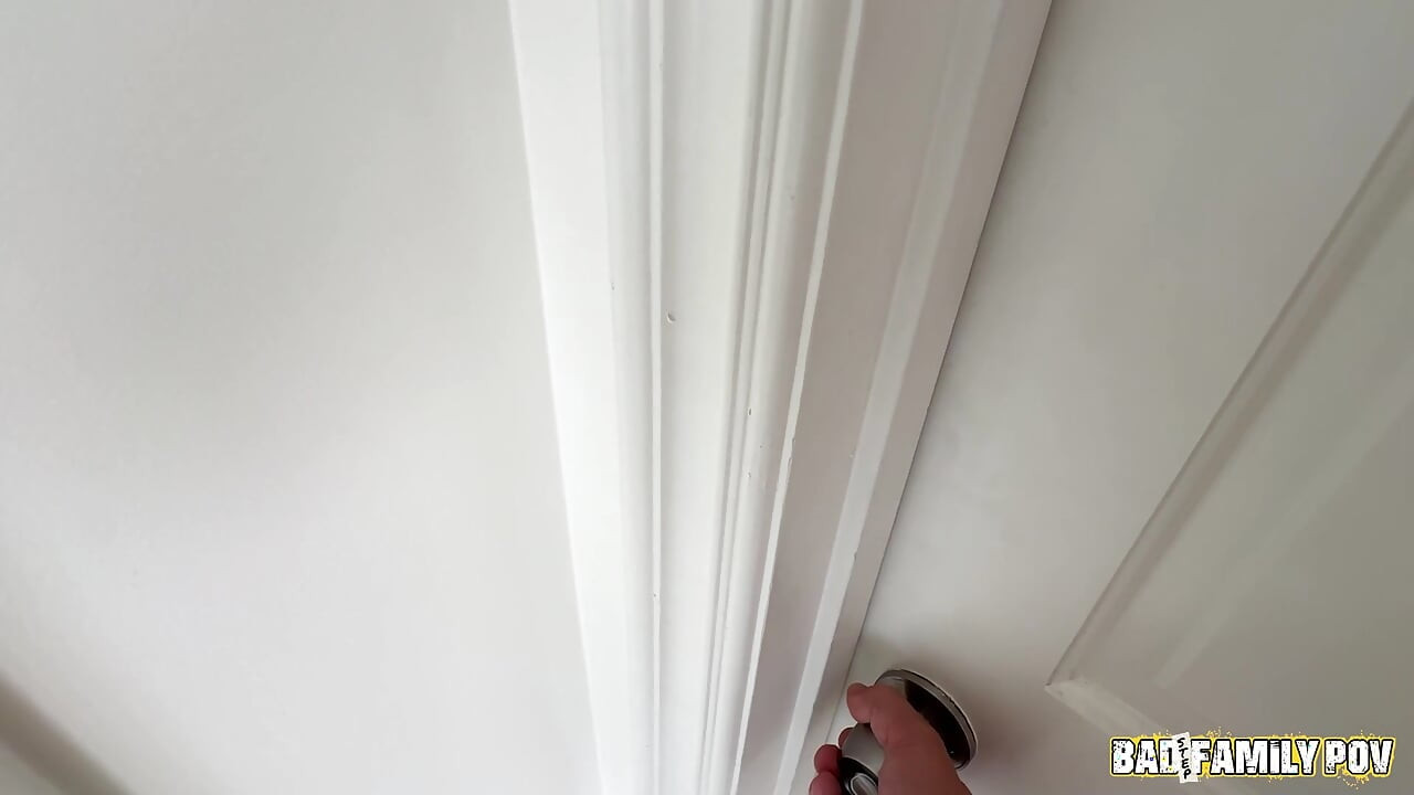 Madrasta Annie pega se masturbando pelo enteado