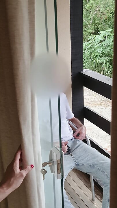 Zszokowana macocha przyłapuje pasierba na szarpaniu na balkonie, ale pomaga mu skończyć