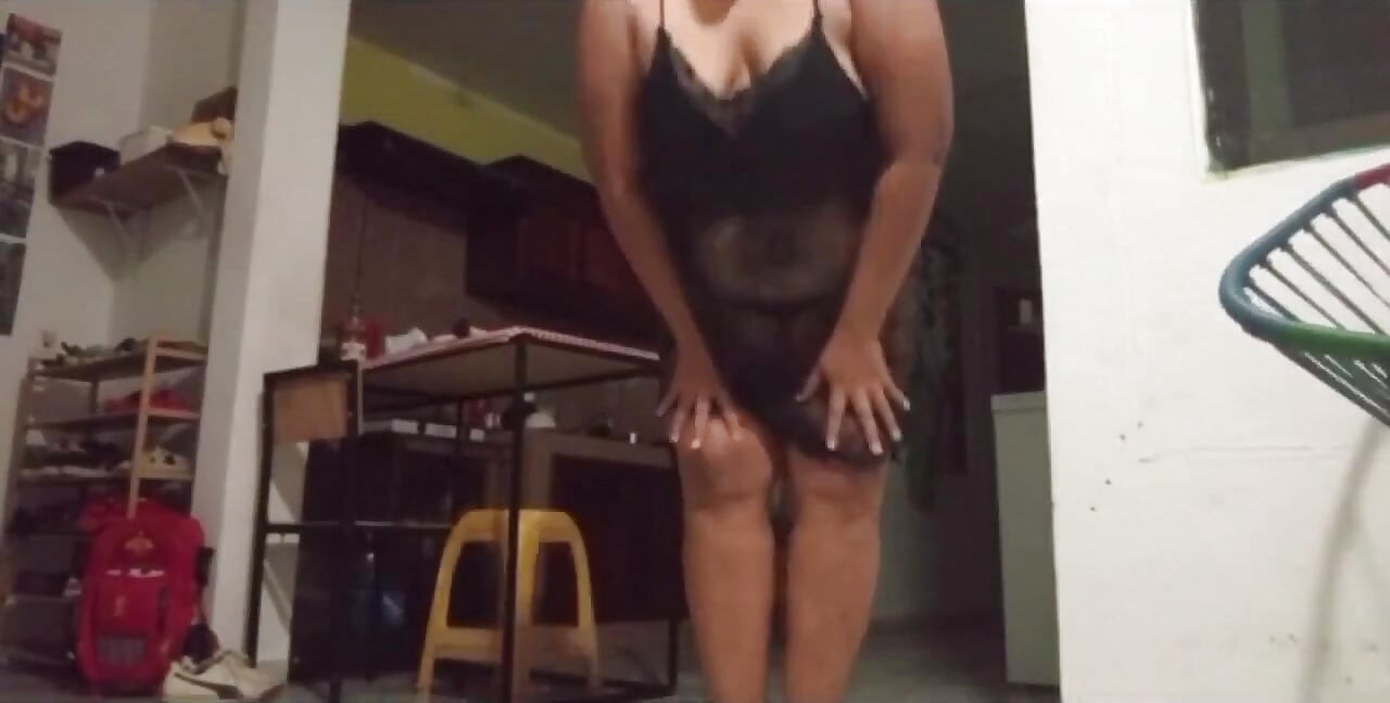 Gordita mexicana milf presumiendo en tanga en la cocina