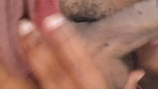 Papaz arkadaşının kocasının yarağını emiyor ve ağzına boşaltıyor.