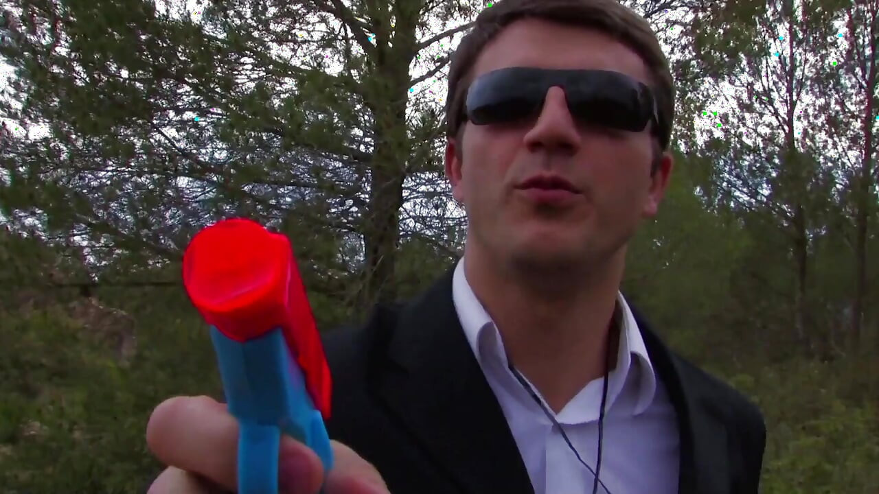 Twee geile sletten worden buitenshuis geneukt