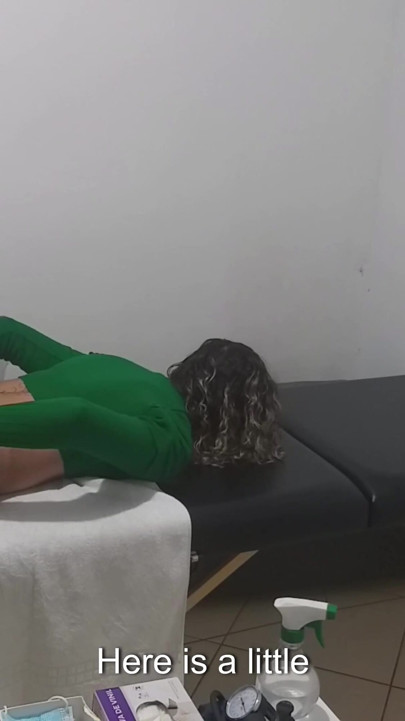 Un verdadero examen anal realizado por un médico. | Clip 2
