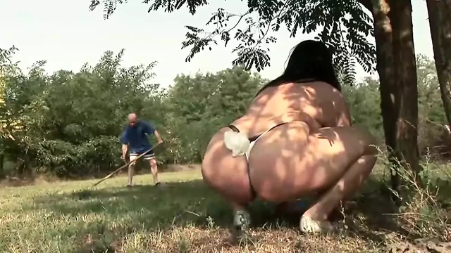 Hot sex game in free nature with chubby sex hungry woman
