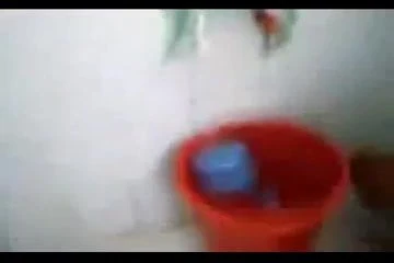 indonesia- rekam ceweknya mandi