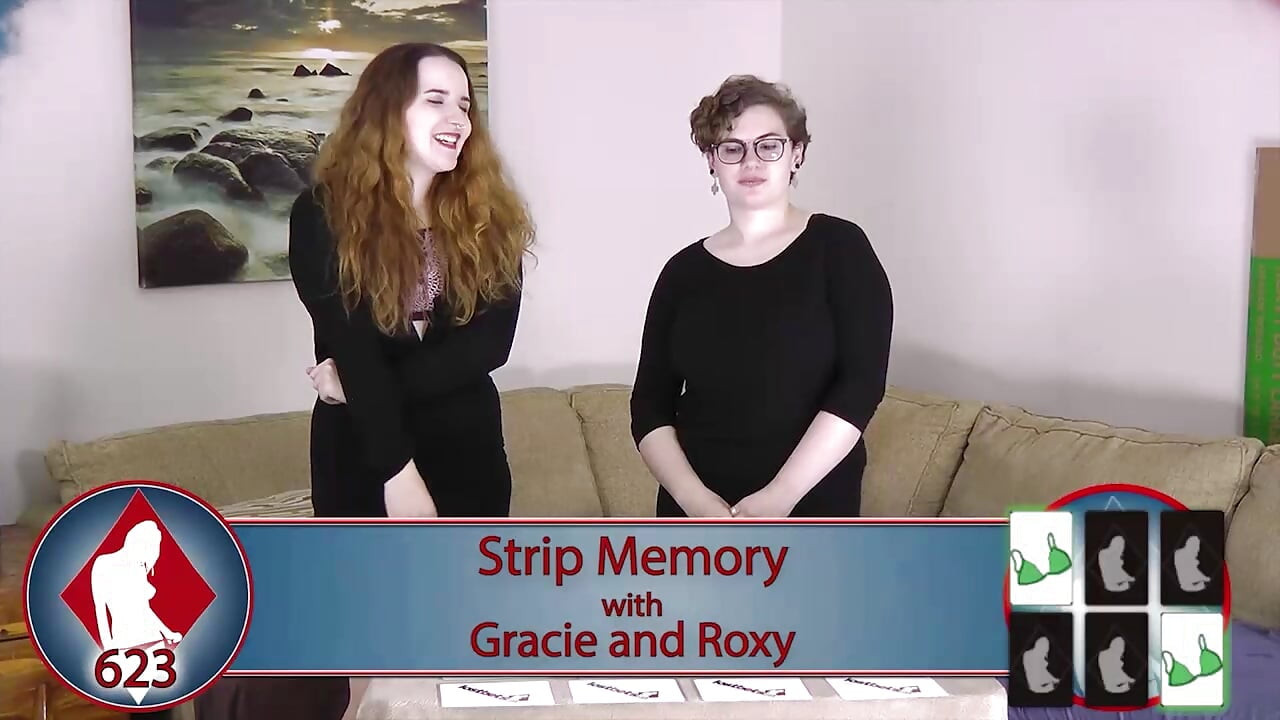 Ambele fete se printr-un joc de cărți Strip Memory