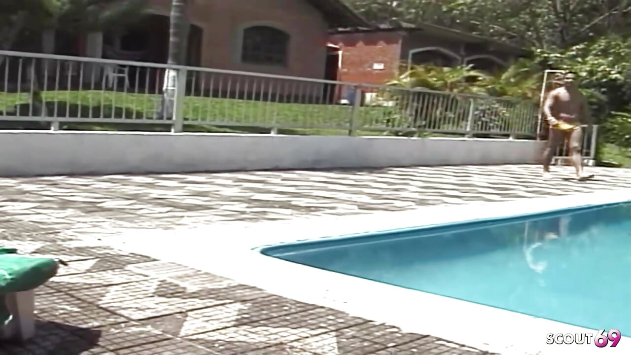 Waria kurus latina dientot sama cowok penjaga kolam renang saat liburan