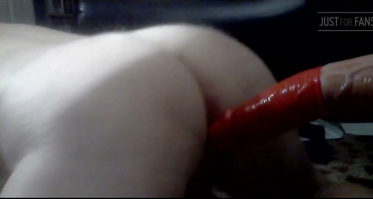 Dildo enfiando na minha bunda