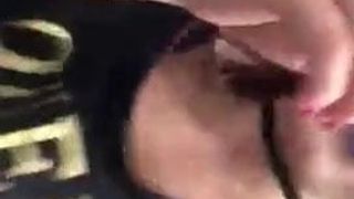 Frau im blauen Lippenstift masturbiert