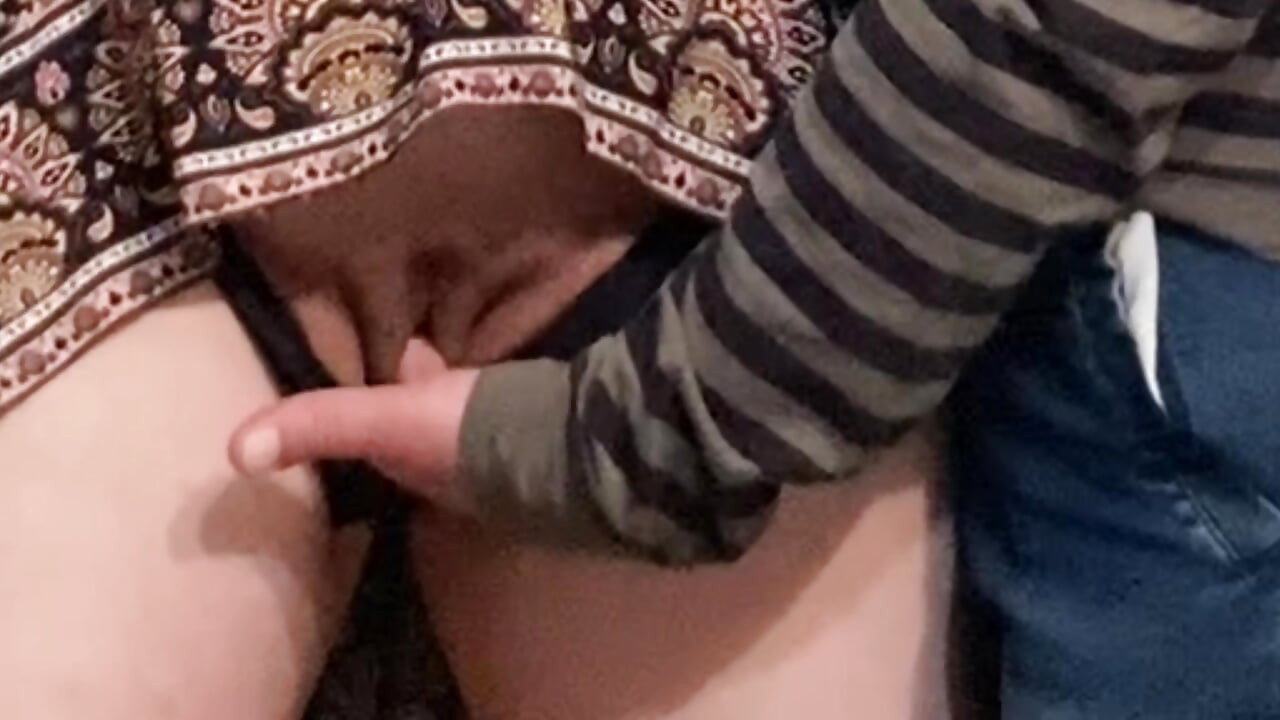 Perverse stiefvader wrijft over haar poesje in de metro