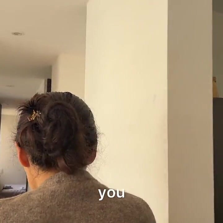 라틴 큰 엉덩이 여성이 여자친구의 가장 친한 친구의 브라 냄새를 맡으며 자위한다