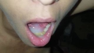 Sperma in den Mund geschossen - dünne Spinnerin
