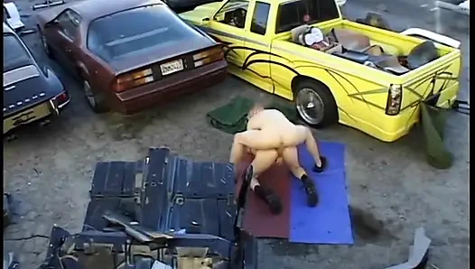 Великолепную блондинку трахают на свалке