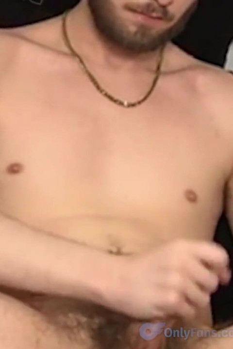 丰满的天然毛茸茸的兄弟 goons 和边缘在他的静脉大白鸡巴上, 直到他即将射精