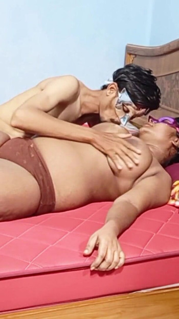 Zapanjujući trenutak iz filma "Indian Bigboobs hot desi milf foung young man"