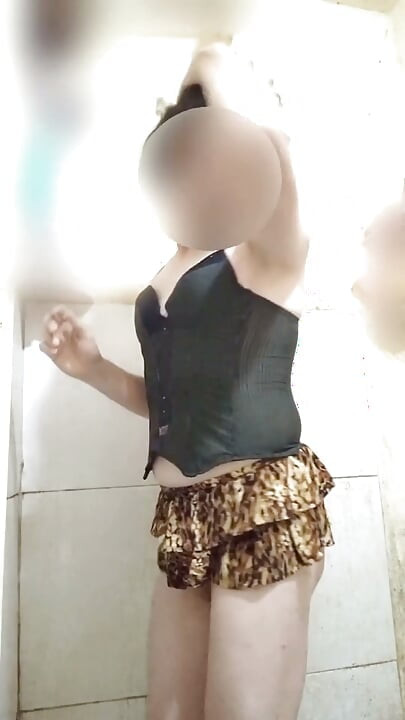 ছোট স্কার্ট ও থং প্যান্টি পরে
