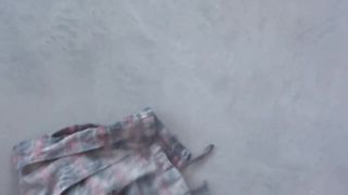 Balayage du sol avec jupe tartan rouge 2