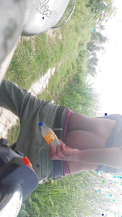 我去丛林后把一个瓶子放在我的屁股里。