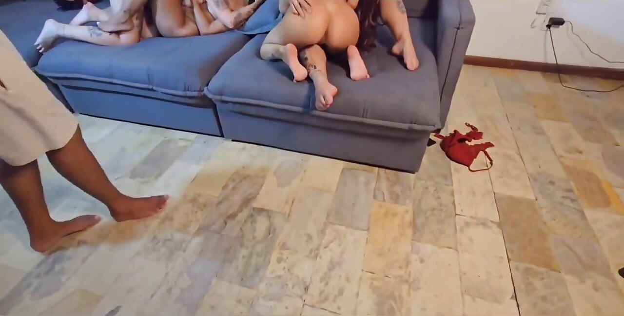 As meninas me convidaram para fazer sexo em sua casa. Parte 2
