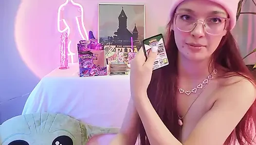 Göğüsler ve oyun kartı üstsüz çekiyor