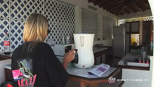 Sarışın orta yaşlı seksi kadın yoğun bir şekilde plajda ve yatak odasında sert biniyor