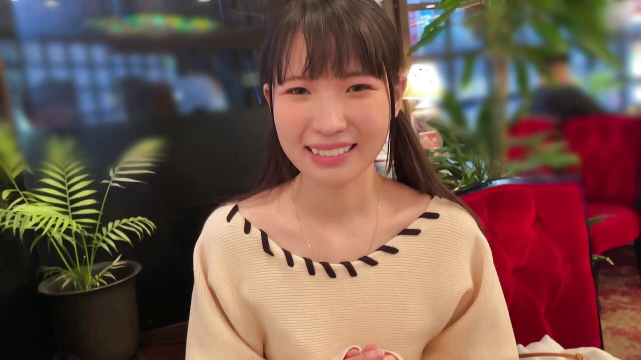 A118F03 A natural, innocent, small-animal-type girl with a lingering innocence! Meeting at a café and moving to a love hotel, starting with a toast and a sneaky filming sex scene!