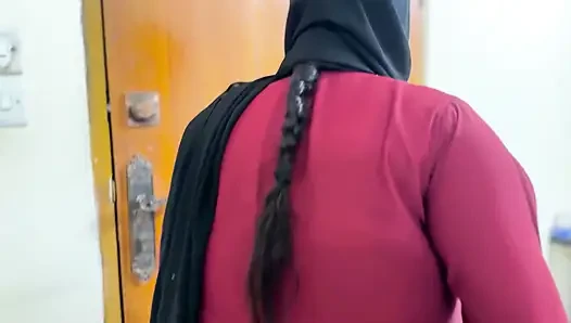Arap güzel otel hizmetçisi odamı temizliyor ve büyük götünü ve büyük göğüslerini görüyorum