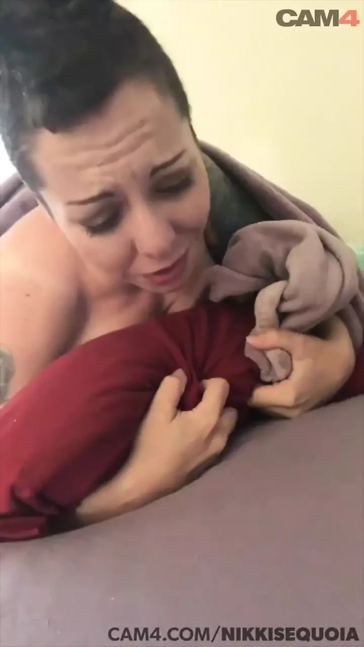 Tante seksi amatir kencing di depan kamera untuk penonton webcam