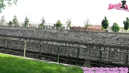 Amatir gemuk Jerman mengisap kontol pria di taman setelah mengoda