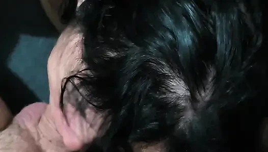 Die Praktikantin gibt ihrem Chef den besten und köstlichsten Blowjob, bei der Arbeit wirkt es nicht einmal so, als wäre sie schlecht