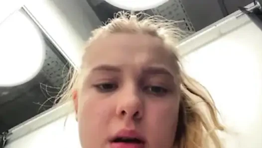 Public orgasm with jucielussie in the fitting room