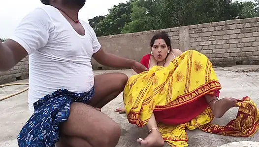 Tante desa india yang cantik lagi mesra-mesraan dengan toket besar dan memeknya dientot di atas atap