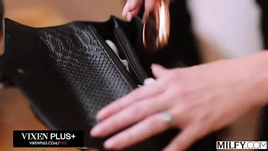 Orta yaşlı seksi kadın büyük zenci aç patron bayan Sienna Rae istekli çırağı tarafından sikiliyor