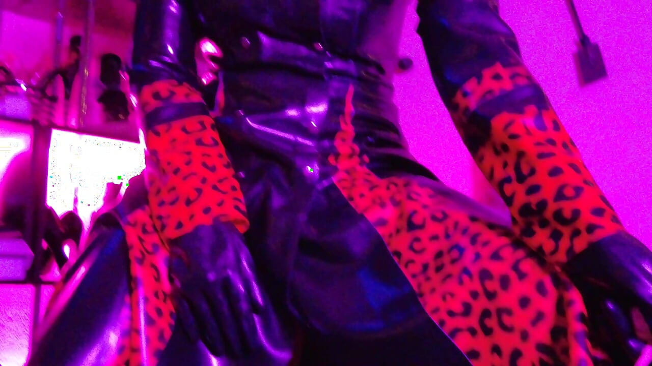 Lal rabar vali kism mahilaon ka dabadba leteks malkin bndhan varchasv dabboo macho straip hils dminetriks