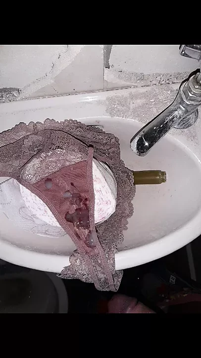 Masturbando na calcinha suja dos clientes. calcinha em todos os lugares