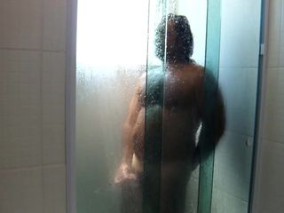 Biorę prysznic i masturbuję się