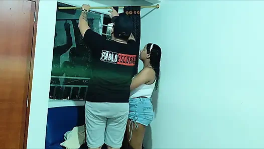 Komşuma penceresini kurmasına yardım ediyorum ve sonra onu sevişiyorum