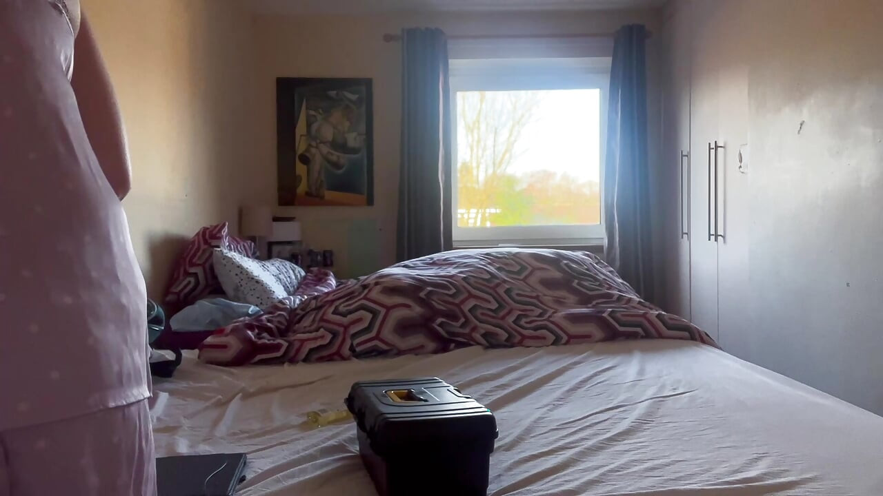 Purple polkadot pyjamas se burlan de y enorme consolador en aceite