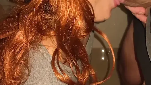 Ateşli maskeli orta yaşlı seksi kadın krem için miyavlıyor