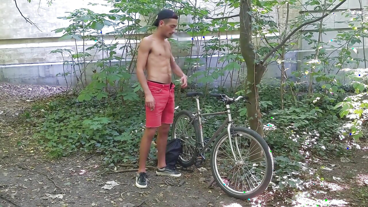 Theo Jerk-off em uma bicicleta