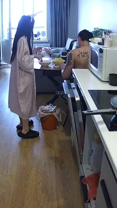 LUUV. 홈 카메라에서 토플리스로 저녁 식사를 요리하는 섹시한 Grossy | 흑인 대물 자지와 섹스하는 흑인 대물