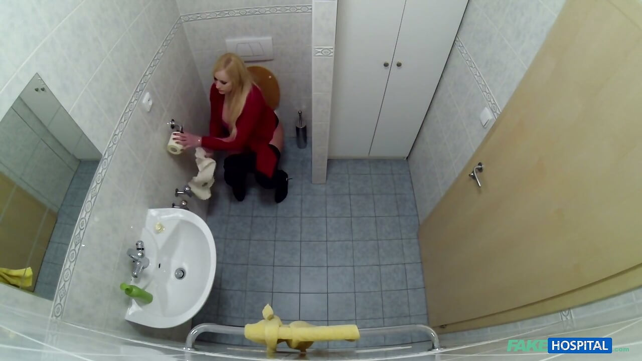 Fałszywy szpital - fałszywy lekarz szpitalny diagnozuje kaszel nowej blondynki pacjentki z dziką sesją kobiecego wytrysku