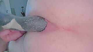 Twink koji koristi dildo u POV-u