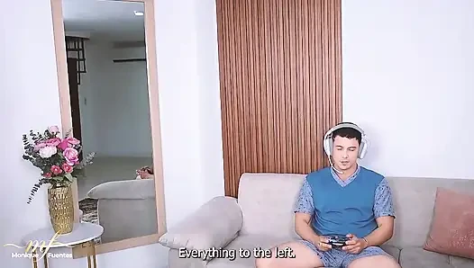 Deneyimsiz üvey oğul sapık üvey annesi tarafından korunmasız sikiliyor - monique fuentes ve lian grey