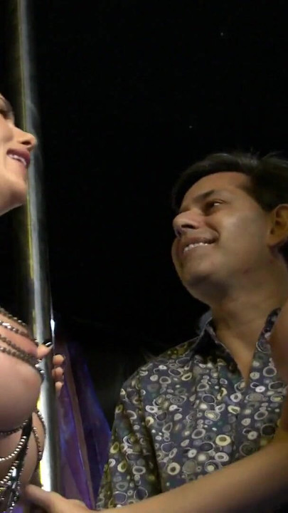 Momen yang wajib kamu tonton dari "penari striptis yang cantik berbagi cowok berdenyut-denyut"