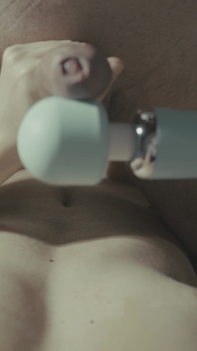 Primero Uso Mi Vibrador Para Hacer Que Se Corra Lentamente, Luego, Con Su Semen Sobre Mí, Lo Uso Para Darme Un Gran Orgasmo