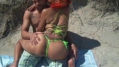 Pantat Latina meraih pantai non-telanjang publik!