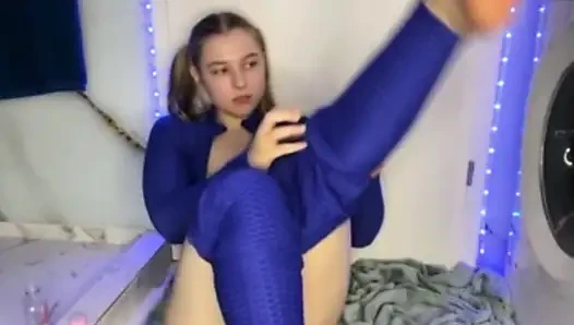 Seksi kıyafetle amına mastürbasyon yapıyor