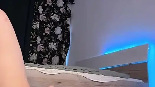 Мастурбация дилдо в домашнем видео